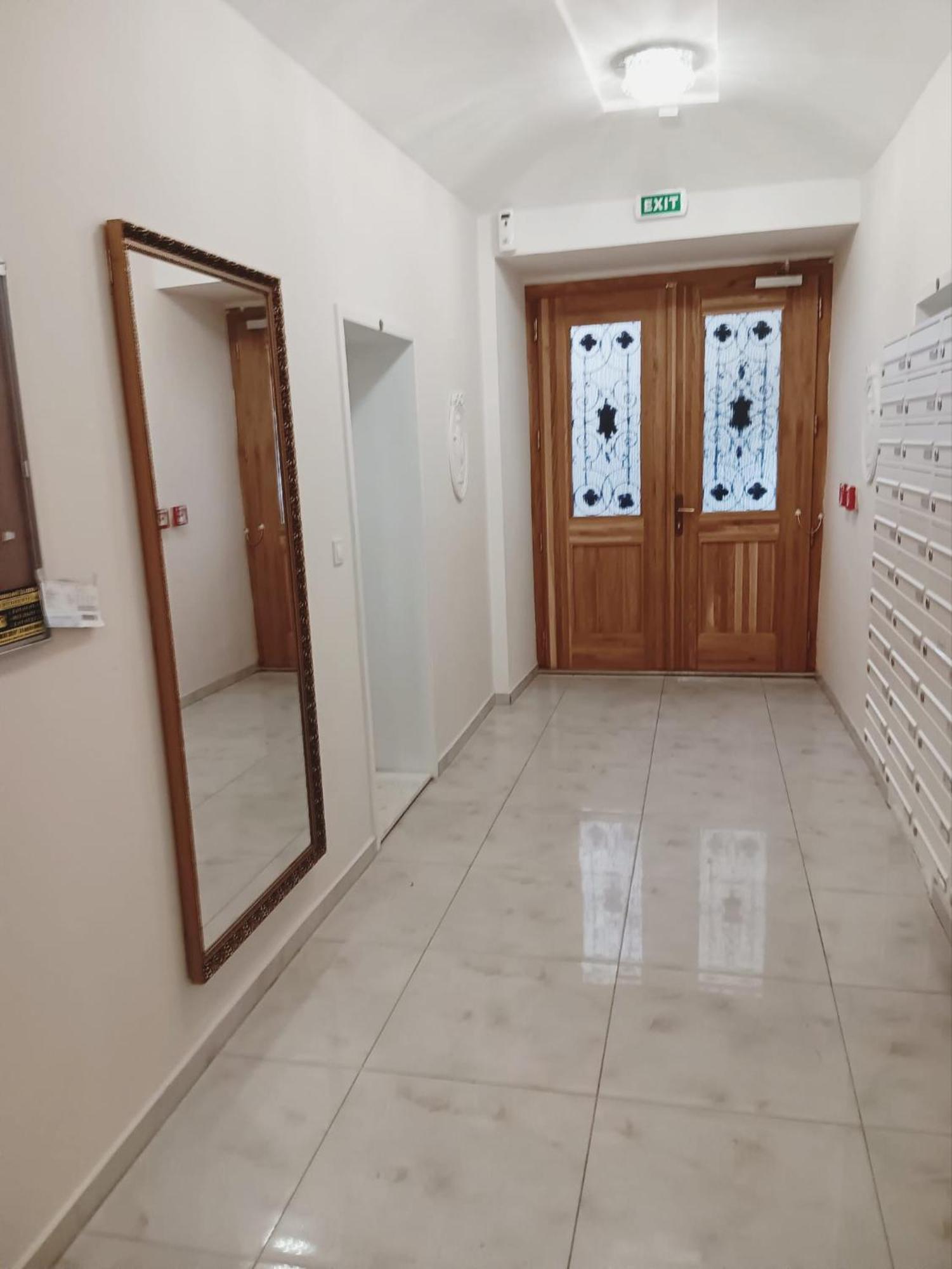 Center - Next To Florenc Apartamento